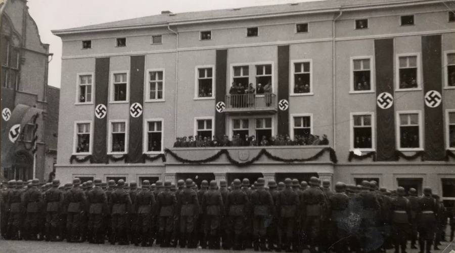 Martkplatz Stadthaus Einmarsch Garnison 1937 012.jpg